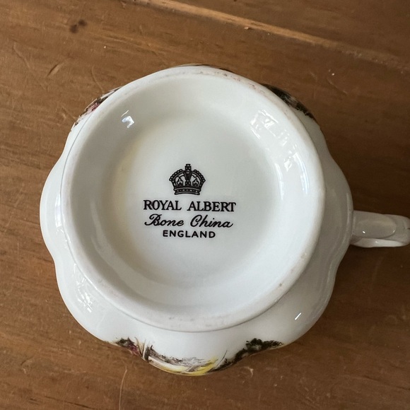 Royal Albert tea cup and saucer set beautiful! - Picture 4 of 5